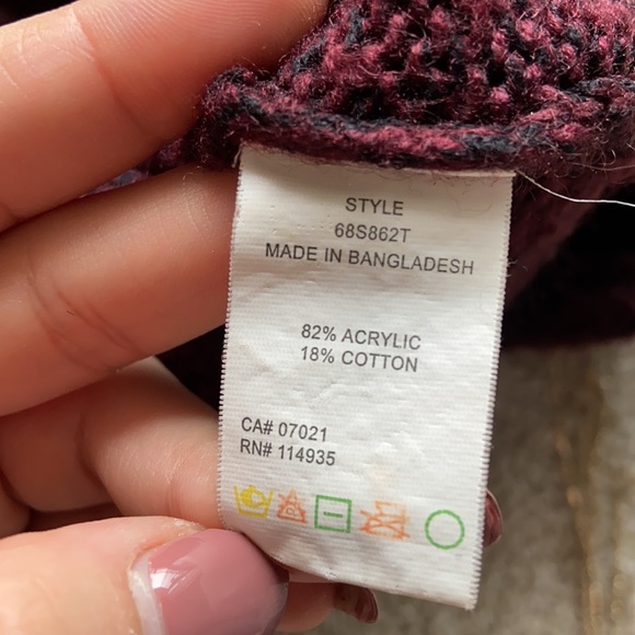 Turtle Neck Ribbed Maroon Sweater - Picture 5 of 6